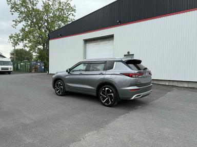 Mitsubishi Outlander PHEV 2023 - Thumbnail 3