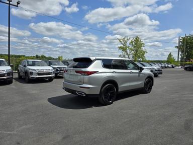 Mitsubishi Outlander 2023 - Thumbnail 3